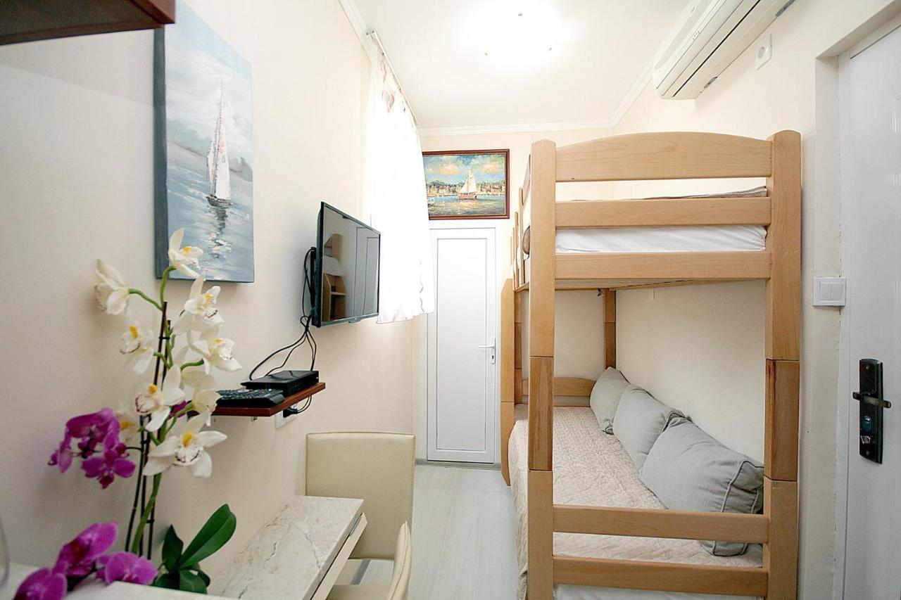 Appartamento Studio Apartman Sveti Stefan Esterno foto